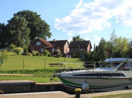 An einer Schleuse gelegene Ferienwohnung mit Grundstück direkt am Wasser - b56514, hotell Wesenbergis