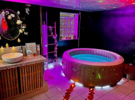 suite romantique jacuzzi, hotelli, jossa on porealtaita kohteessa Gagny