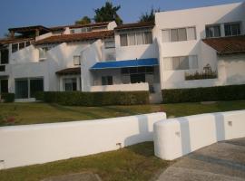 Villa Marina Porto Ixtapa in the Private Yacht Club, φθηνό ξενοδοχείο σε Ixtapa