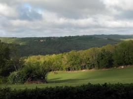 EMPLACEMEMENT TENTE En FORET, kemping Saint-Aubin-de-Nabirat városában