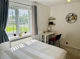 Cozy Room In Oldham, Manchester, hotel a Oldham