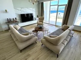 Seafront Oasis Luxury Apartment, with Sae View