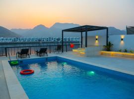 The Blue Moon Villa 5 BR- Al Dana Island Fujairah, hotel v destinácii Fujairah