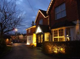 Corner House Hotel Gatwick with bookable Holiday parking, Hotel in Horley