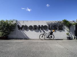 La Cordata Accommodation - Woodhouse Bike Hotel، فندق في شينيسيلو بالسامو