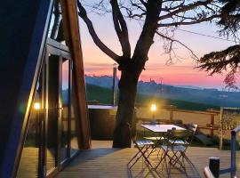 Torretta Glamping & Relax، مكان تخييم فخم في Arola