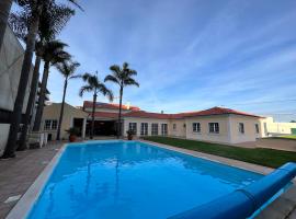 Spacious ground-floor villa with private & heated pool, hotel di São Martinho do Porto