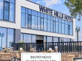 Uzhhorod में WHITE HILLS HOTEL spa&sport, पूल वाला होटल