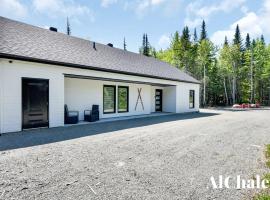 Cocotte d'hiver - Chalereux avec Foyer intérieur, hotell i Petite-Rivière-Saint-François