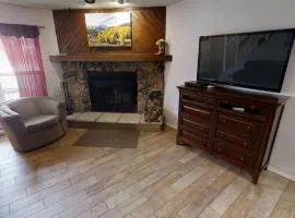 Grandview 4 Hummingbird Hangout - WiFi - Cable - Washer - Dryer - Fireplace - One Block From Main Street