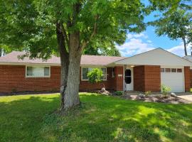 Charming Springboro house near historic downtown, αγροικία σε Springboro