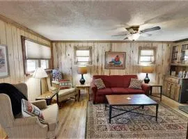 Knotty & Nice - Pet Friendly - Fireplace - Washer - Dryer - Grill