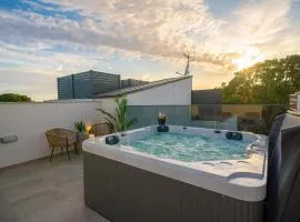 "Golden Sky" Baby Villa with Jacuzzi