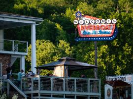 Riverboat Inn & Suites, hotel i Madison