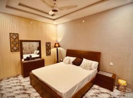 Comfy Cottage, hotel en Faisalabad