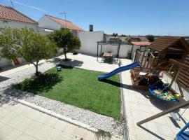 Santinho House - com carregador de carros eléctricos, casă de vacanță din Ferreira do Alentejo