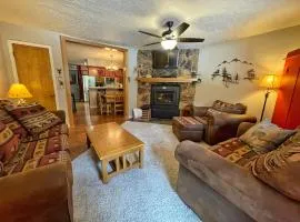 Valley Condo 120 - Creekside - WiFi - Pet Friendly - Hot Tub - Fireplace - Washer - Dryer - Playground