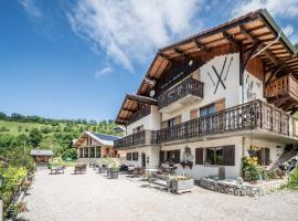 Gand chalet montagne 30 personnes, hotell i Bernex