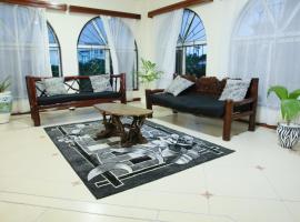 NYALI PRIVATE ENSUITE ROOMs WITH SWIMMING POOL, hotel di Mombasa