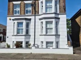 Union House - Stunning Victorian Coastal Home in the heart of Deal Town & Close to Deal Beach & Pier