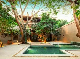 Welcome to Paradise - Luxurious 2 Bedroom Oasis with Pool and Lush Tropical Garden