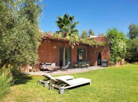 Luxury villa with garden and private pool, Hotel in Tameslouht