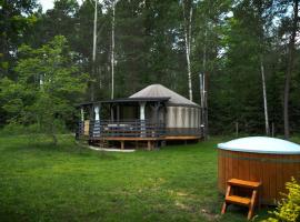 Jurty w Lesie KotfaLas Glamping Świętokrzyskie-SPA, hotel in Skarżysko-Kamienna