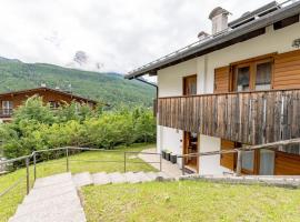 Colorful mansion patio with barbeque - 20' Cortina, hotel en Borca di Cadore