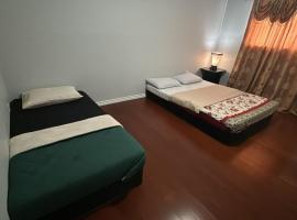 Beautiful Private Room- Full Amenities- Near Restaurants Shopping & Transit B3!、ブランプトンのホテル