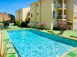 Bonito apartamento con piscina a 50 metros de la playa!