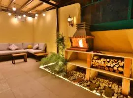 Charm Vintage Achrafieh Apt with Garden Pizza Oven BBQ Hottub