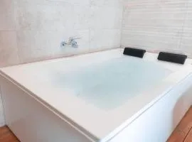 Acogedor Estudio en Triana con Jacuzzi y Wifi