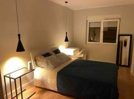 Quarto de casal close to Lisbon Flat equipado, hotel en Almada