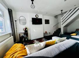 Cozy 2 bed house oldham 10 miles to Manchester City centre wifi included, hotel a Oldham