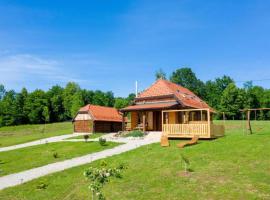 Chalet Markoci With Hot Tub - Happy Rentals, σαλέ σε Rakovica