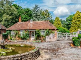 Beautiful Riverside Cottage with Large Garden, 2BR, villa í Boldre