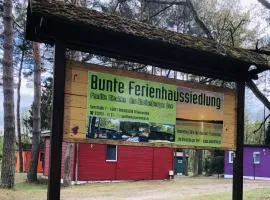 Bunte Ferienhaussiedlung