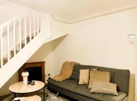 Comfortable House & FREE Parking by Manchester Airport - FREE Airport Collection Or Drop-Off