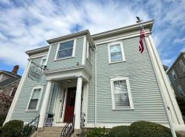 Entire Charming Victorian Home Downtown Newport โรงแรมในนิวพอร์ต