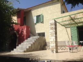 Spacious Villa with View 10 mins Walk to the Beach, hótel í Methoni