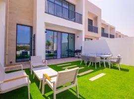 Nasma Luxury Stays - Charming Villa in Al MinaArab with Private Patio