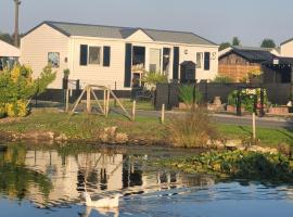 Viesnīca Chalet Sea-renity Lakeside met jacuzzi pilsētā Jabeka