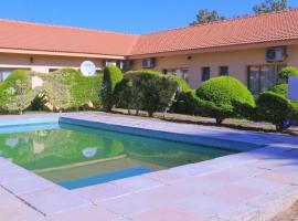 Okavango Roadside Guesthouse, hotel in Maun