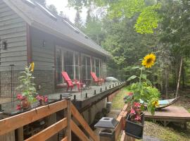 3bdrs Lakefront Chalet Peaceful Retreat, hotel Mont-Laurier-ban