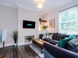 Modern 3-bed house in Manchester, ideal for long stays, FREE parking, city centre - sleeps upto 7 people