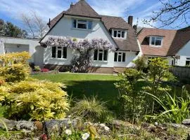 Charming Bournemouth house with beautiful spacious gardens, 5 min drive to beaches, free parking for 2-3 cars