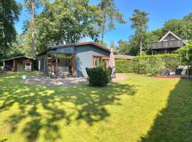 Dubbele chalet op recreatiepark Topparken op de Veluwe in Beekbergen met grote vrije tuin en eigen parkeerplaats，貝克貝亨的飯店