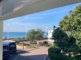 52 meters from the beach, hotell i Bognor Regis