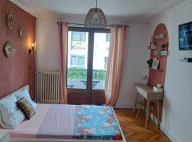 Belle chambre avec balcon privé - 3 mins gare Annemasse - Genève accès direct, hotel em Annemasse