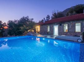 Villa Rose Garden with Private Pool And Jacuzzi, villa i Fethiye